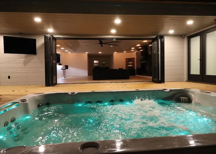 Luxury South Retreat With Hot Tub And King Size Beds *