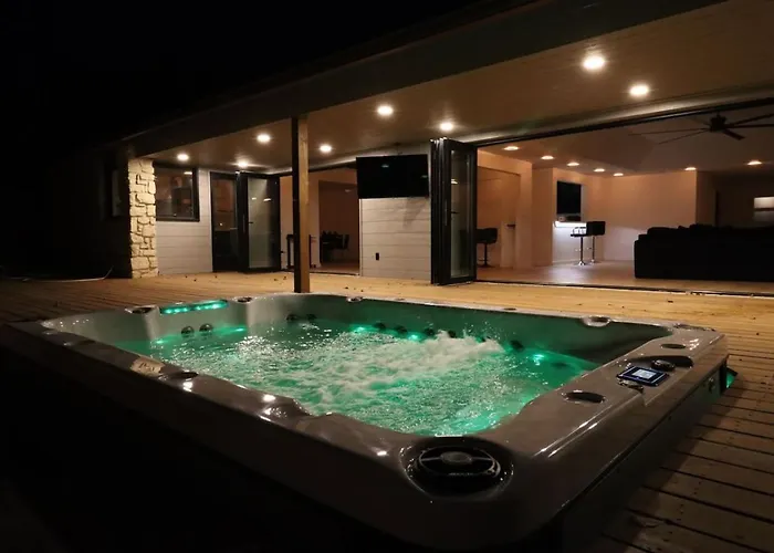 Luxury South Retreat With Hot Tub And King Size Beds * Tulsa