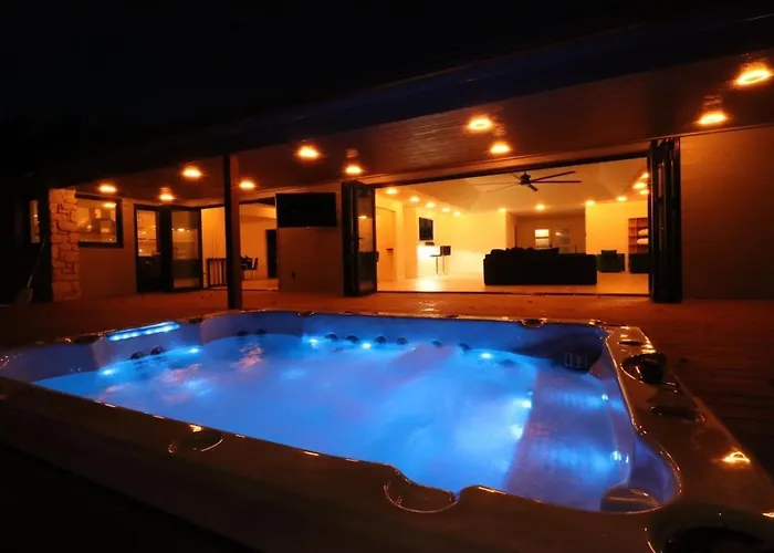 Holiday home Luxury South Retreat With Hot Tub And King Size Beds