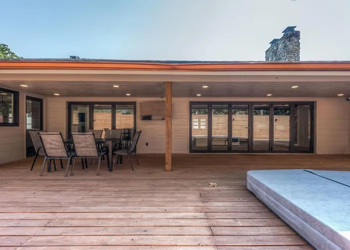 Holiday home Luxury South Retreat With Hot Tub And King Size Beds
