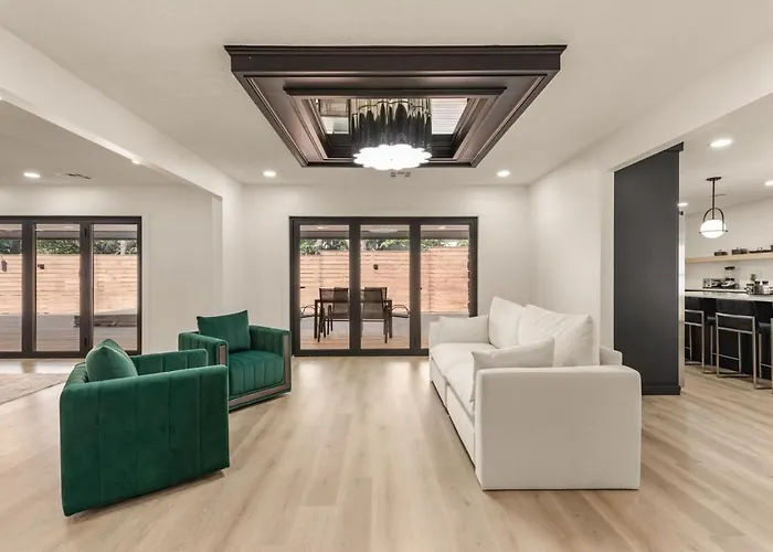 Luxury South Retreat With Hot Tub And King Size Beds Tulsa