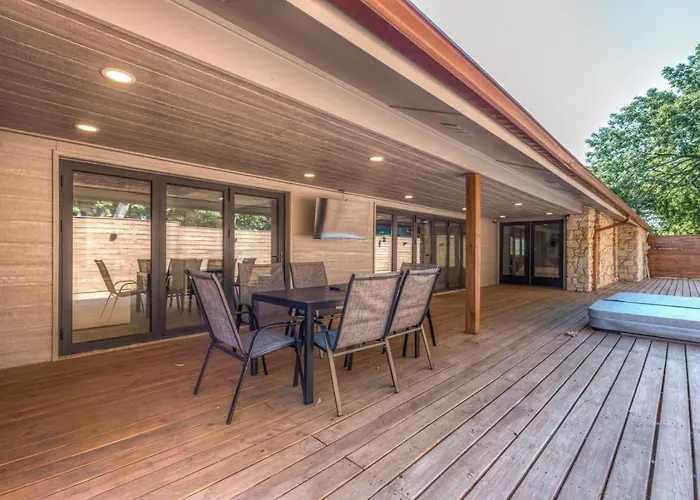 Luxury South Retreat With Hot Tub And King Size Beds *