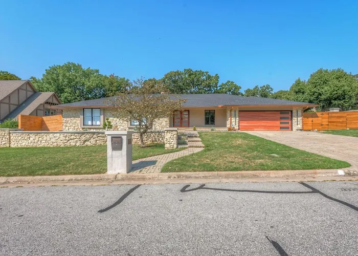 Luxury South Retreat With Hot Tub And King Size Beds Tulsa