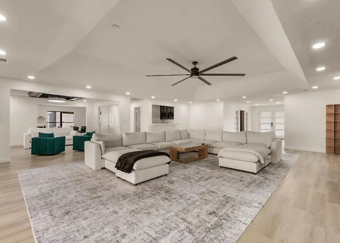 Holiday home Luxury South Retreat With Hot Tub And King Size Beds