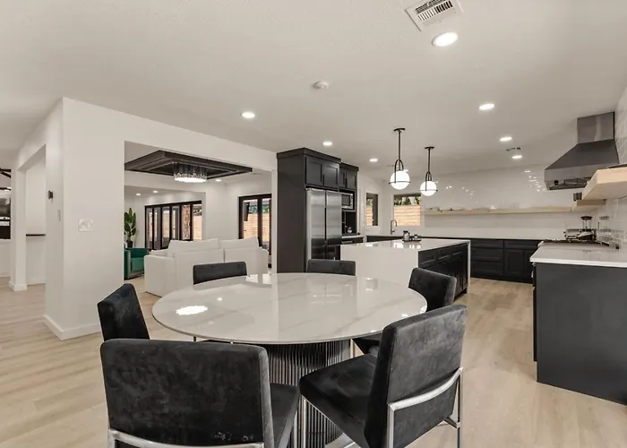 Luxury South Retreat With Hot Tub And King Size Beds