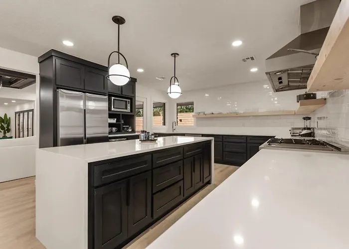 Luxury South Retreat With Hot Tub And King Size Beds *