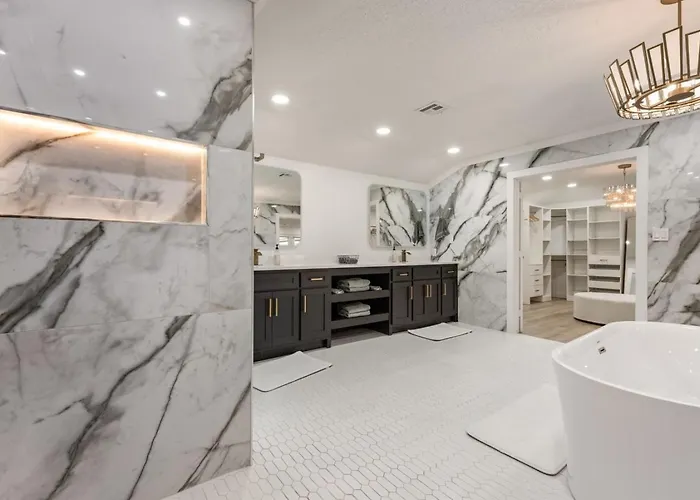 Luxury South Retreat With Hot Tub And King Size Beds