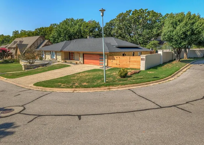 Holiday home Luxury South Retreat With Hot Tub And King Size Beds Tulsa
